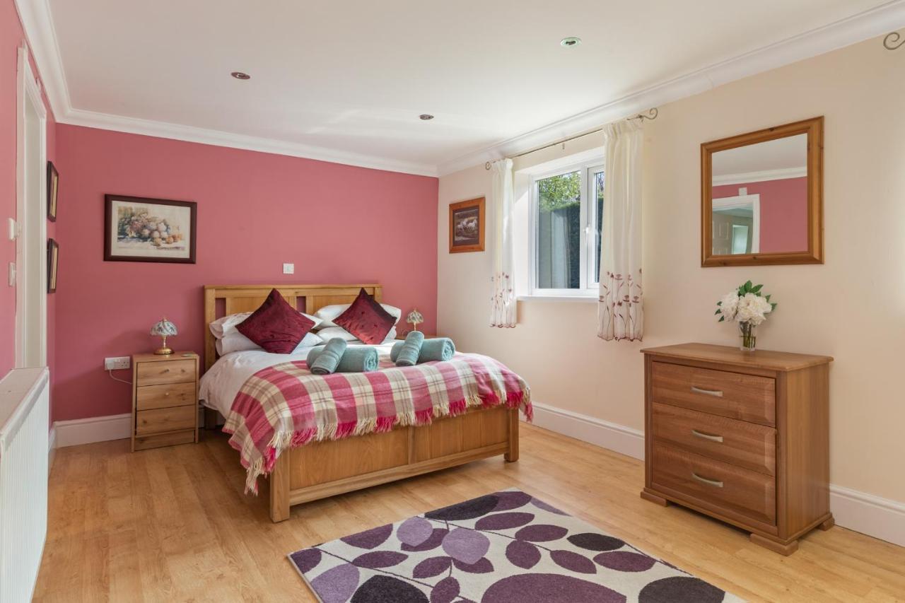 Sunningdale - Beach Side Cottage, Sea Views, Parking ซอนเดอร์สฟุต ภายนอก รูปภาพ