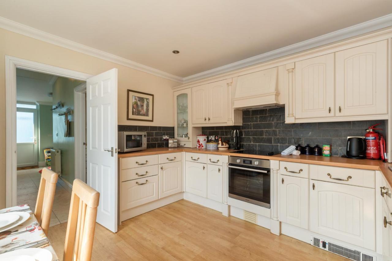 Sunningdale - Beach Side Cottage, Sea Views, Parking ซอนเดอร์สฟุต ภายนอก รูปภาพ